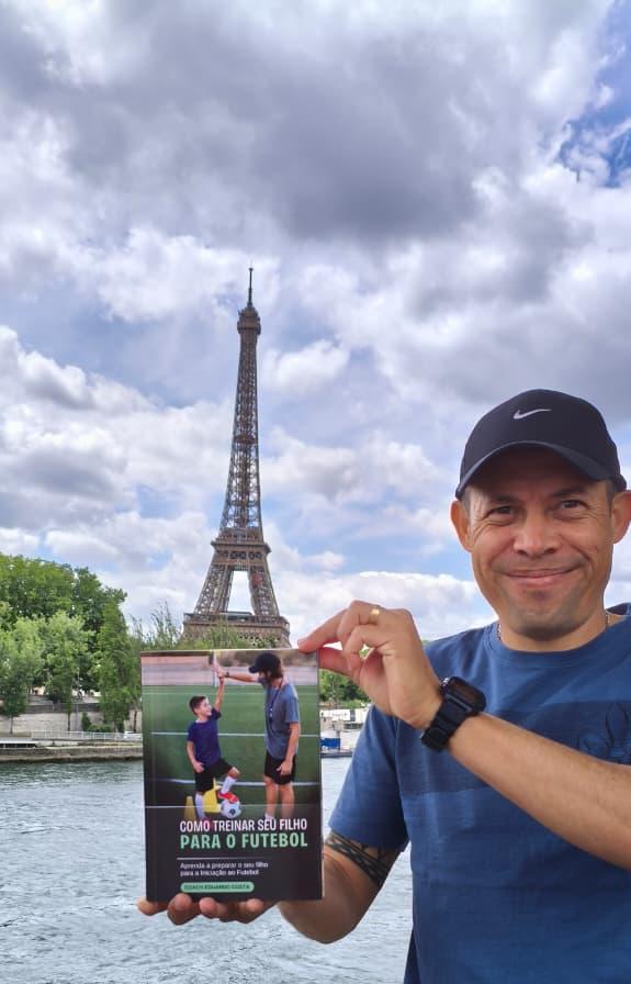 Coach Eduardo Costa com o livro na Torre Eiffel - Paris