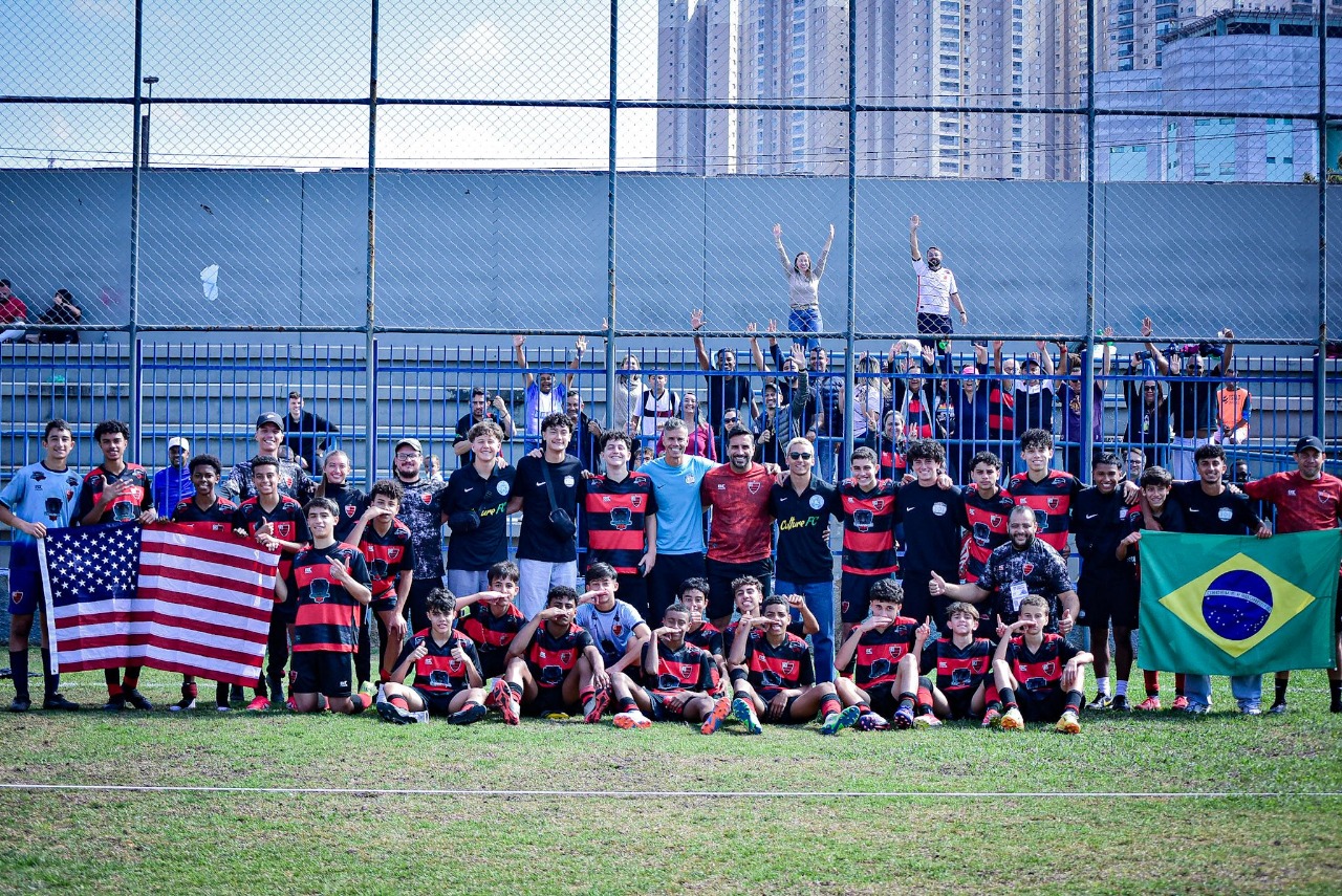 Eduardo Costa com times de futebol do Brasil e Estados Unidos
